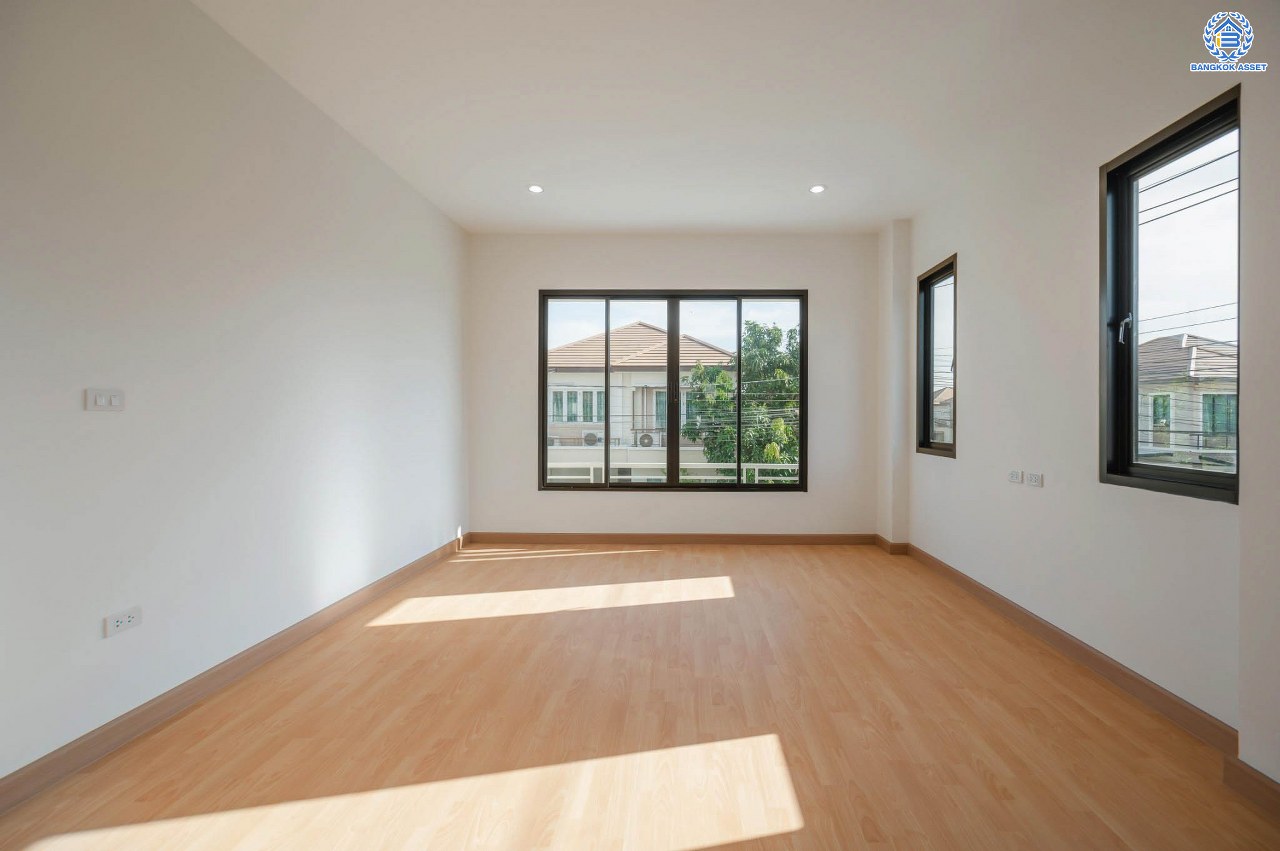 บ้านมือสองตกแต่งใหม่ โครงการ รติรมย์ ฟิฟท์ ราชพฤกษ์-ปิ่นเกล้า หลังมุม เนื้อที่ 57.5 ตร.ว. ฟังก์ชัน 3 ห้องนอน 3 ห้องน้ำ 2 ที่จอดรถ บรรยากาศเป็นส่วนตัว บนทำเลยอดนิยม เชื่อมต่อถนนสวนผัก, ถนนราชพฤกษ์, ถนนบางกรวย-ไทรน้อย ใกล้เซ็นทรัลเวสต์วิลล์ และจุดขึ้นทางด่วน "ศรีรัช"